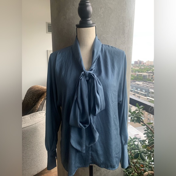 Banana Republic tie bow blouse.  New without tags. - Picture 2 of 7